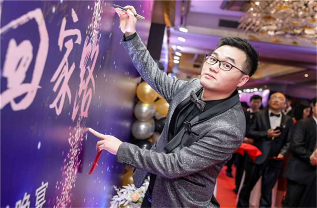 【高光“疫”事】勇敢逆行的特殊“网约车”——必威betway90后，用信念打通生命运输线