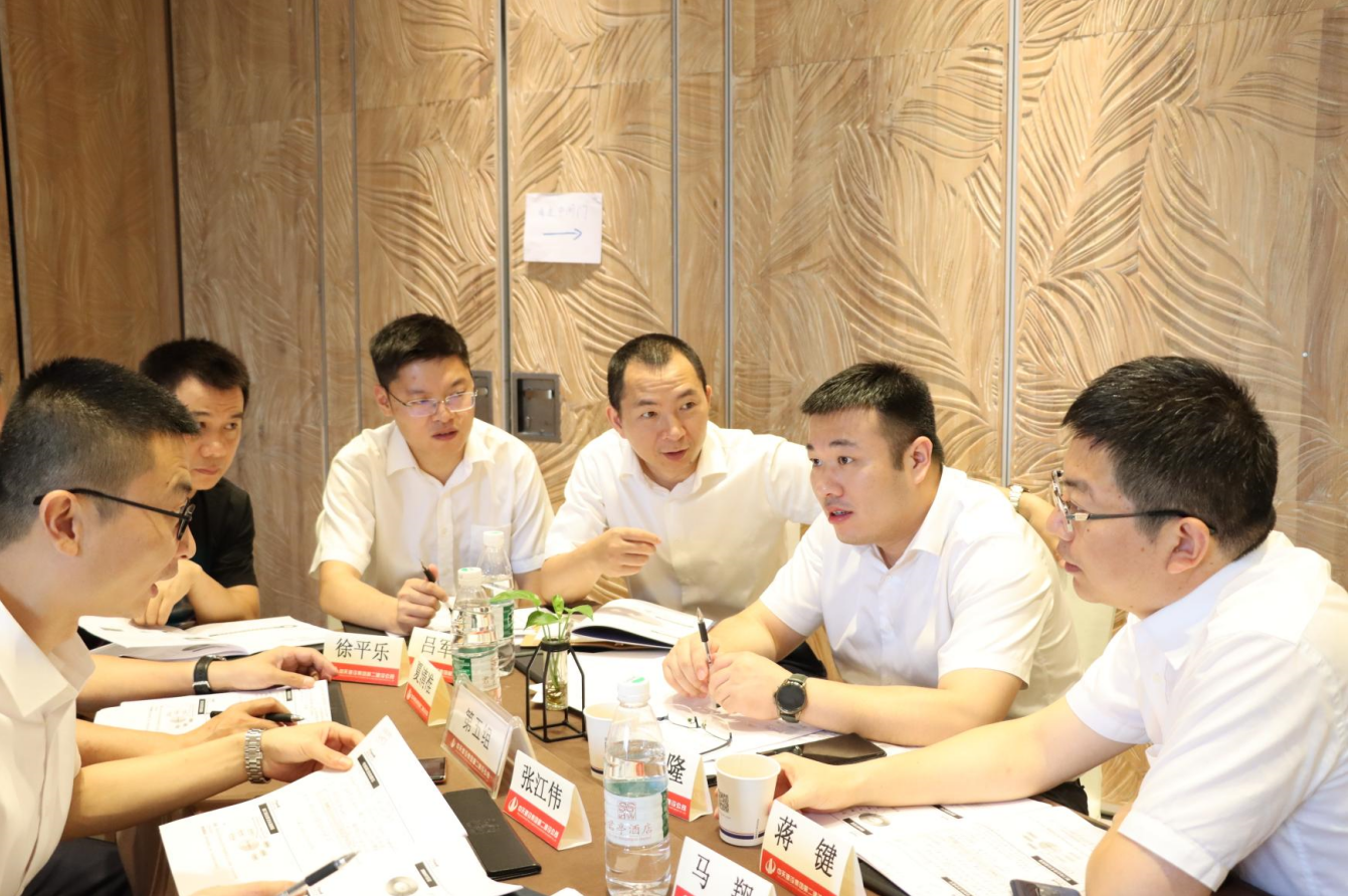 2021年6月25日-26日，必威betway二建组织开展了2021年中高层主管执行力培训。本次培训特邀清华、北大、上海交大总裁班讲师，中国企业家协会特聘高级讲师许晋老师进行授课。