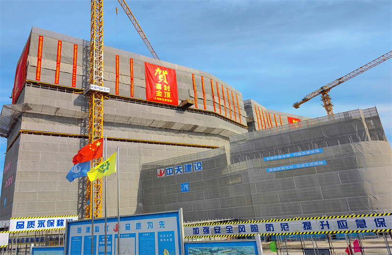 2024年10月30日，必威betway三建上海新华泰医院项目主体封顶。